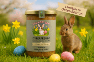 Ostrehase in der Wiese mit einem Glas WAUWAU Bio Ostermenü